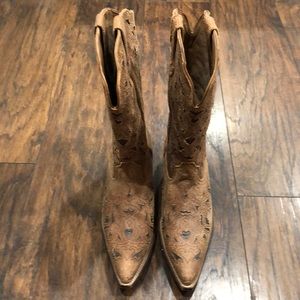 Beautiful cowgirl boots!!